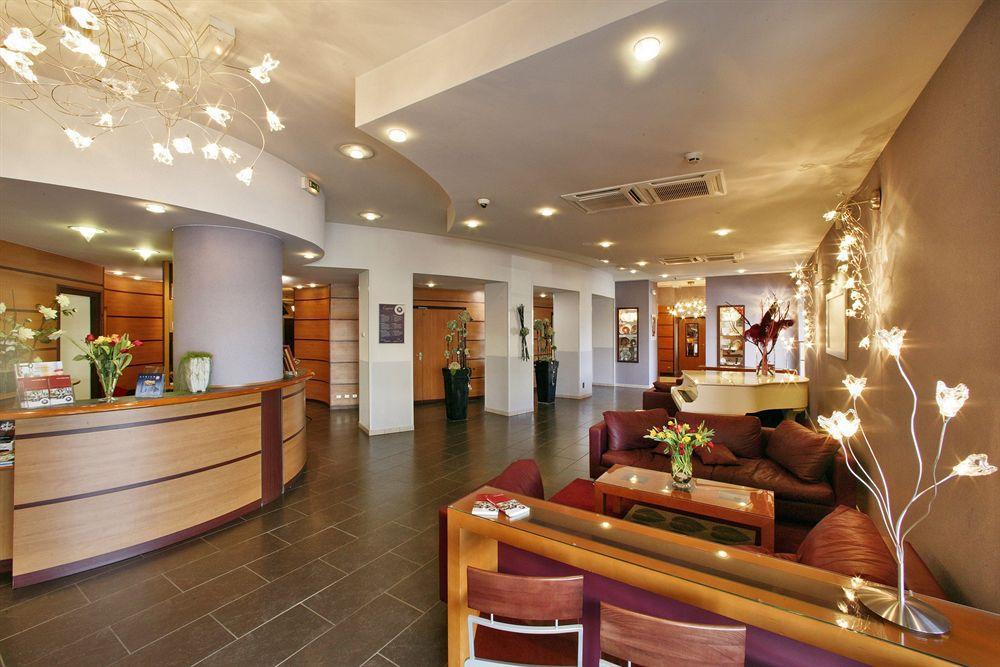 กีริอ๊าด ลิโมฌ ซองทร์ - การ์ - เอเทรียม Hotel ลิมอจส์ ภายนอก รูปภาพ