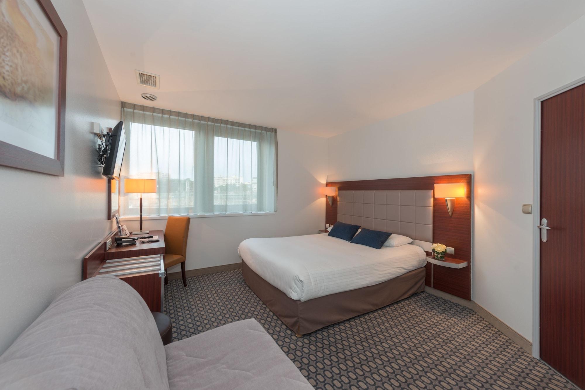 กีริอ๊าด ลิโมฌ ซองทร์ - การ์ - เอเทรียม Hotel ลิมอจส์ ภายนอก รูปภาพ