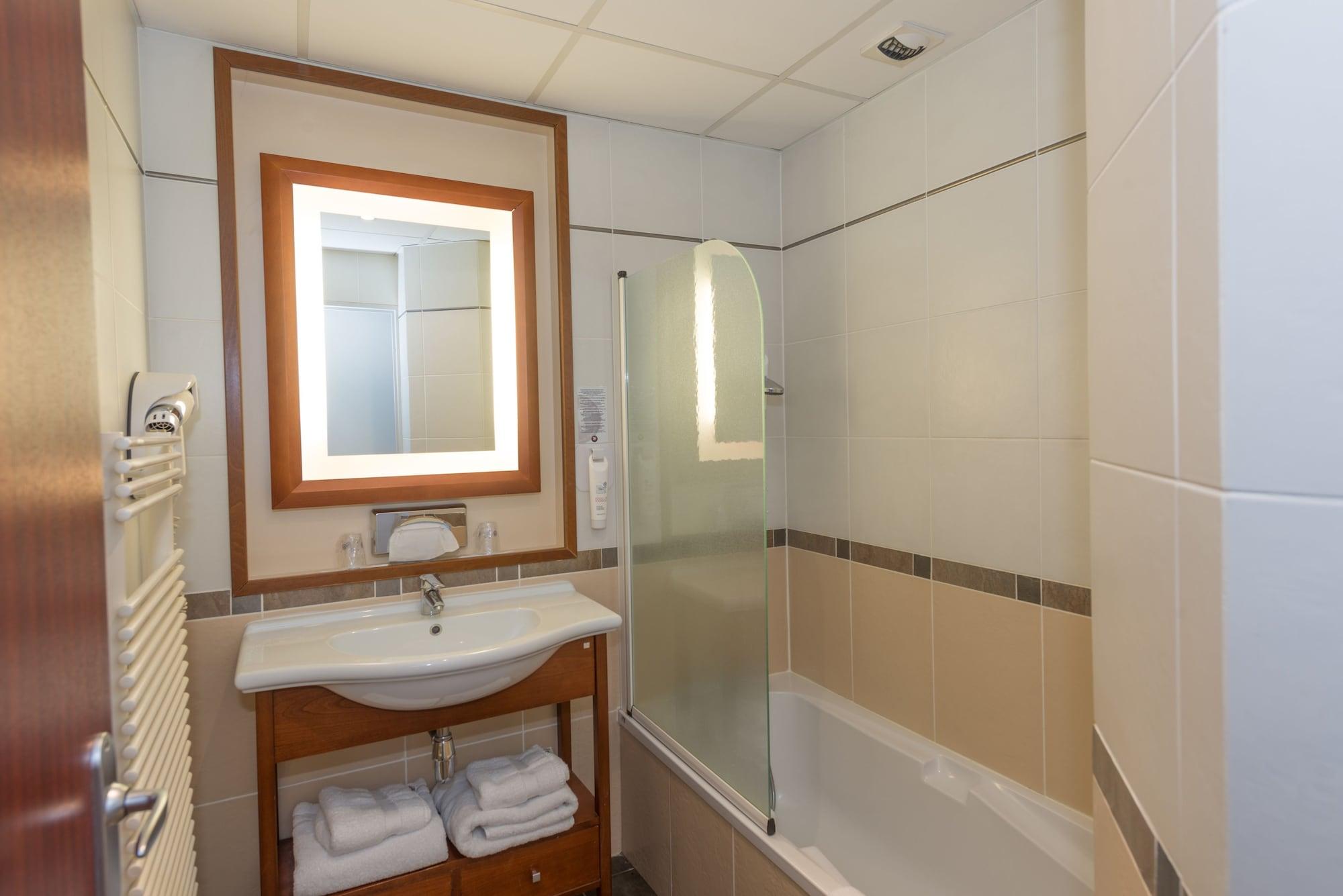 กีริอ๊าด ลิโมฌ ซองทร์ - การ์ - เอเทรียม Hotel ลิมอจส์ ภายนอก รูปภาพ