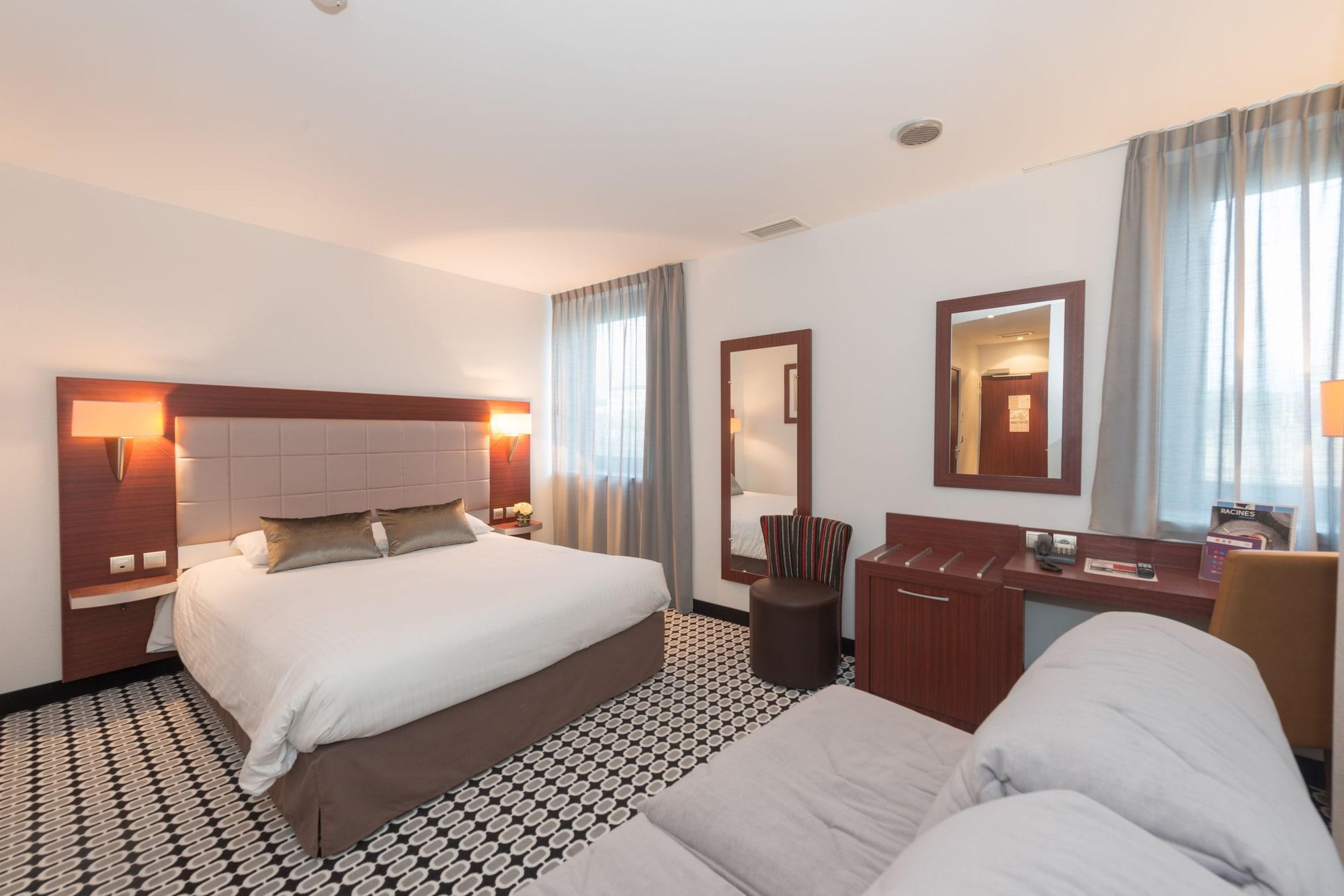 กีริอ๊าด ลิโมฌ ซองทร์ - การ์ - เอเทรียม Hotel ลิมอจส์ ภายนอก รูปภาพ