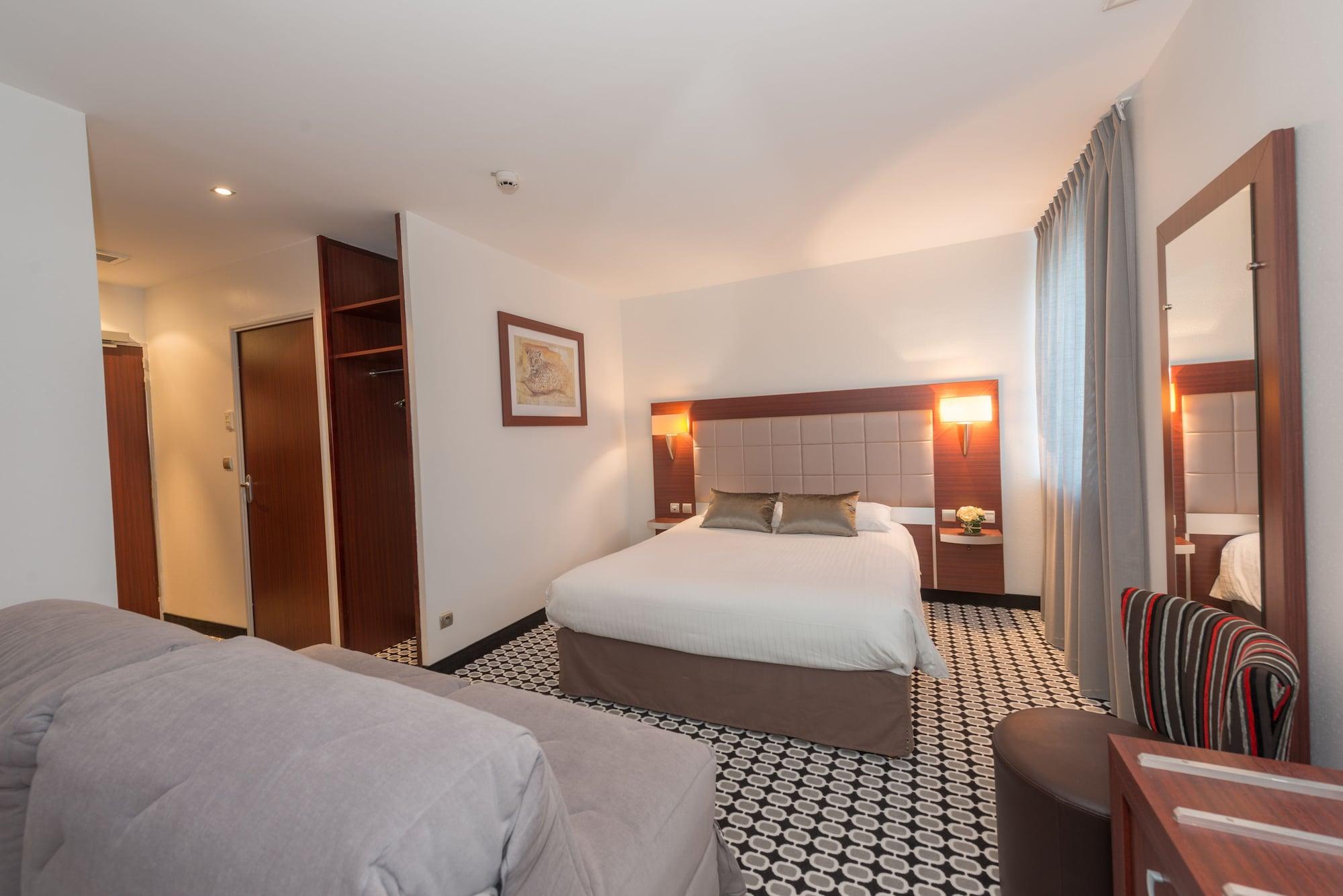 กีริอ๊าด ลิโมฌ ซองทร์ - การ์ - เอเทรียม Hotel ลิมอจส์ ภายนอก รูปภาพ