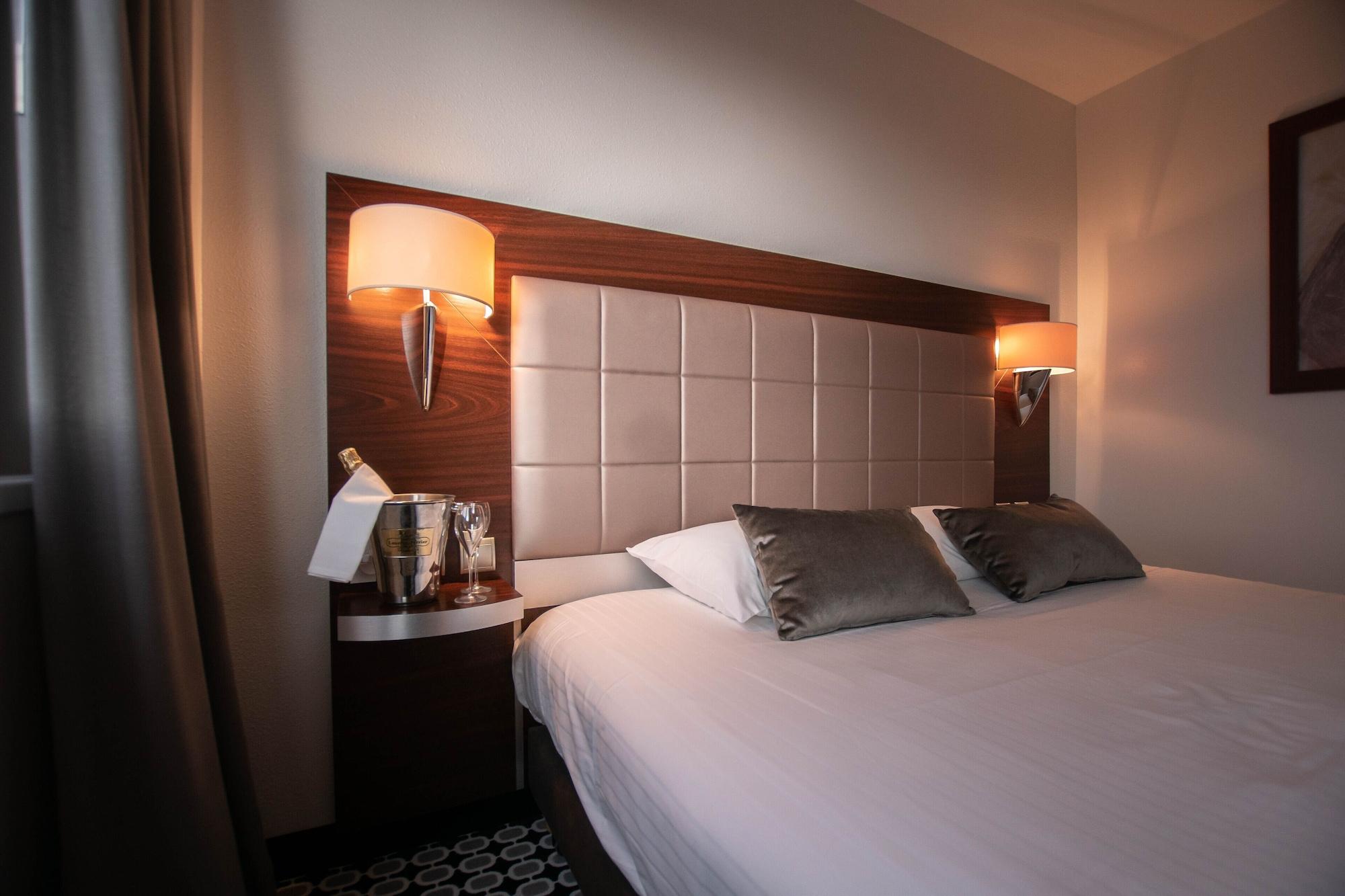กีริอ๊าด ลิโมฌ ซองทร์ - การ์ - เอเทรียม Hotel ลิมอจส์ ภายนอก รูปภาพ