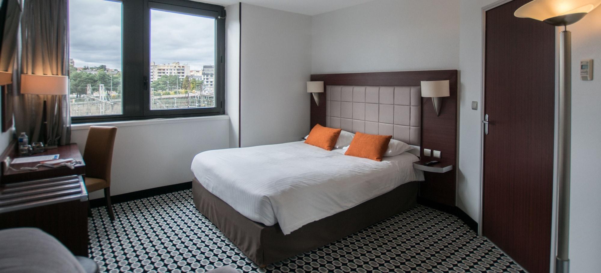 กีริอ๊าด ลิโมฌ ซองทร์ - การ์ - เอเทรียม Hotel ลิมอจส์ ภายนอก รูปภาพ