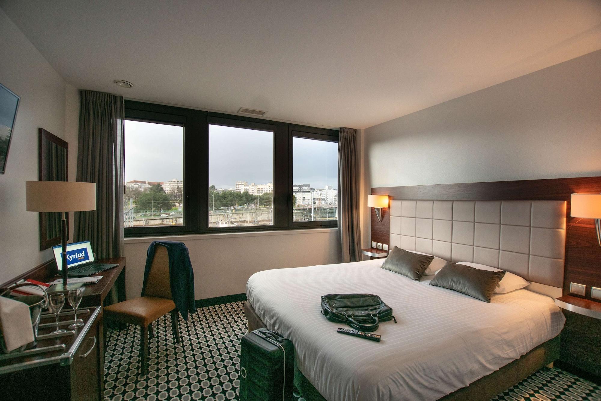 กีริอ๊าด ลิโมฌ ซองทร์ - การ์ - เอเทรียม Hotel ลิมอจส์ ภายนอก รูปภาพ