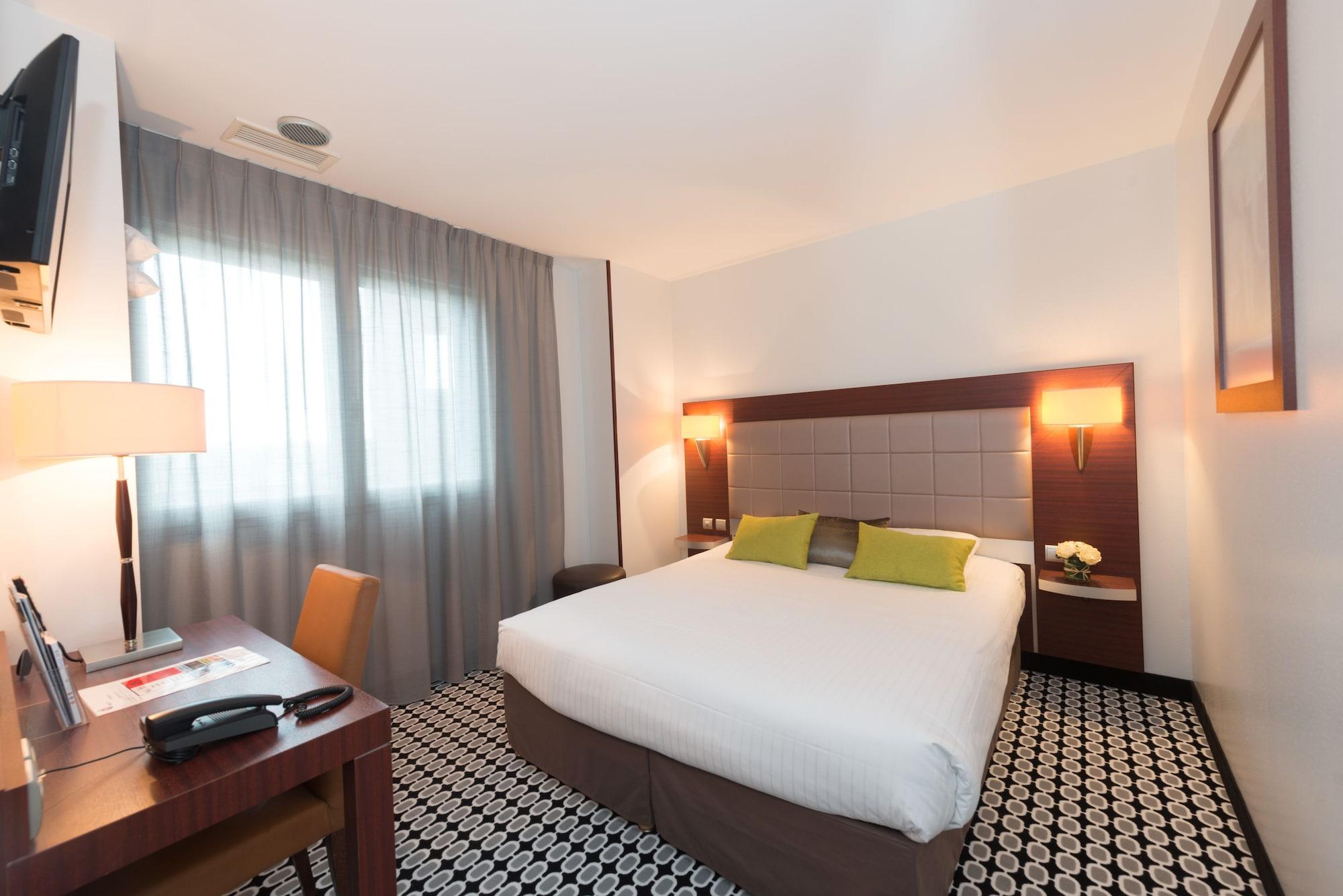 กีริอ๊าด ลิโมฌ ซองทร์ - การ์ - เอเทรียม Hotel ลิมอจส์ ภายนอก รูปภาพ