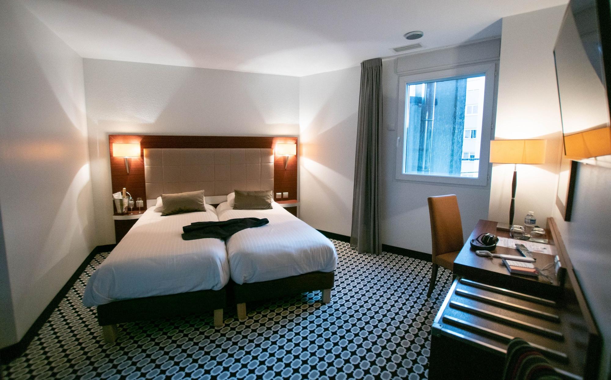 กีริอ๊าด ลิโมฌ ซองทร์ - การ์ - เอเทรียม Hotel ลิมอจส์ ภายนอก รูปภาพ