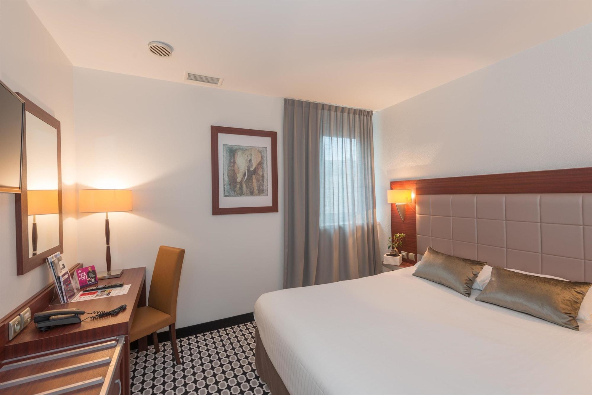 กีริอ๊าด ลิโมฌ ซองทร์ - การ์ - เอเทรียม Hotel ลิมอจส์ ภายนอก รูปภาพ