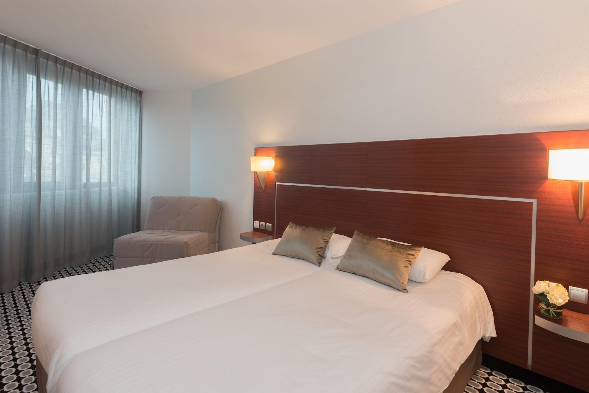 กีริอ๊าด ลิโมฌ ซองทร์ - การ์ - เอเทรียม Hotel ลิมอจส์ ภายนอก รูปภาพ