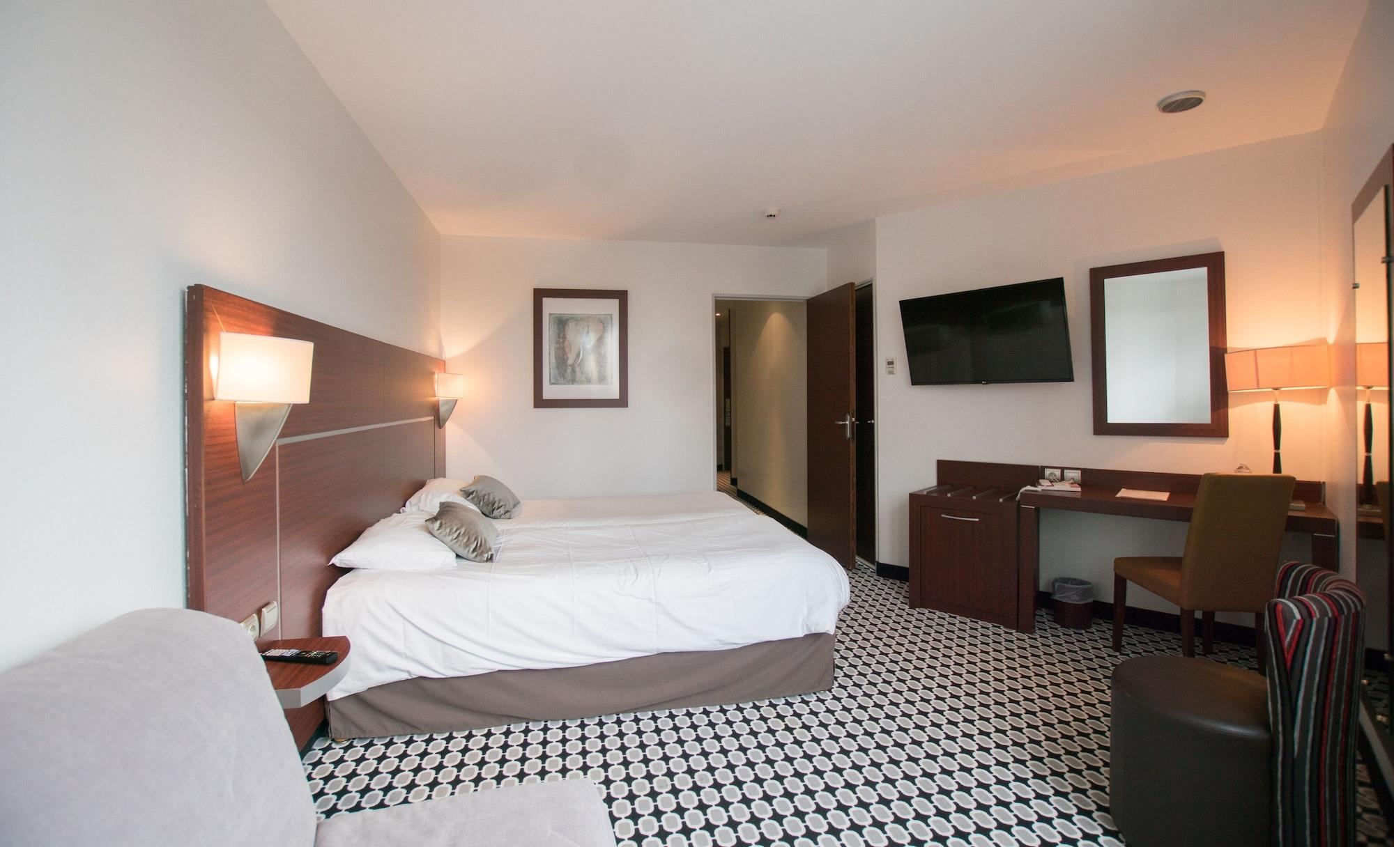 กีริอ๊าด ลิโมฌ ซองทร์ - การ์ - เอเทรียม Hotel ลิมอจส์ ภายนอก รูปภาพ