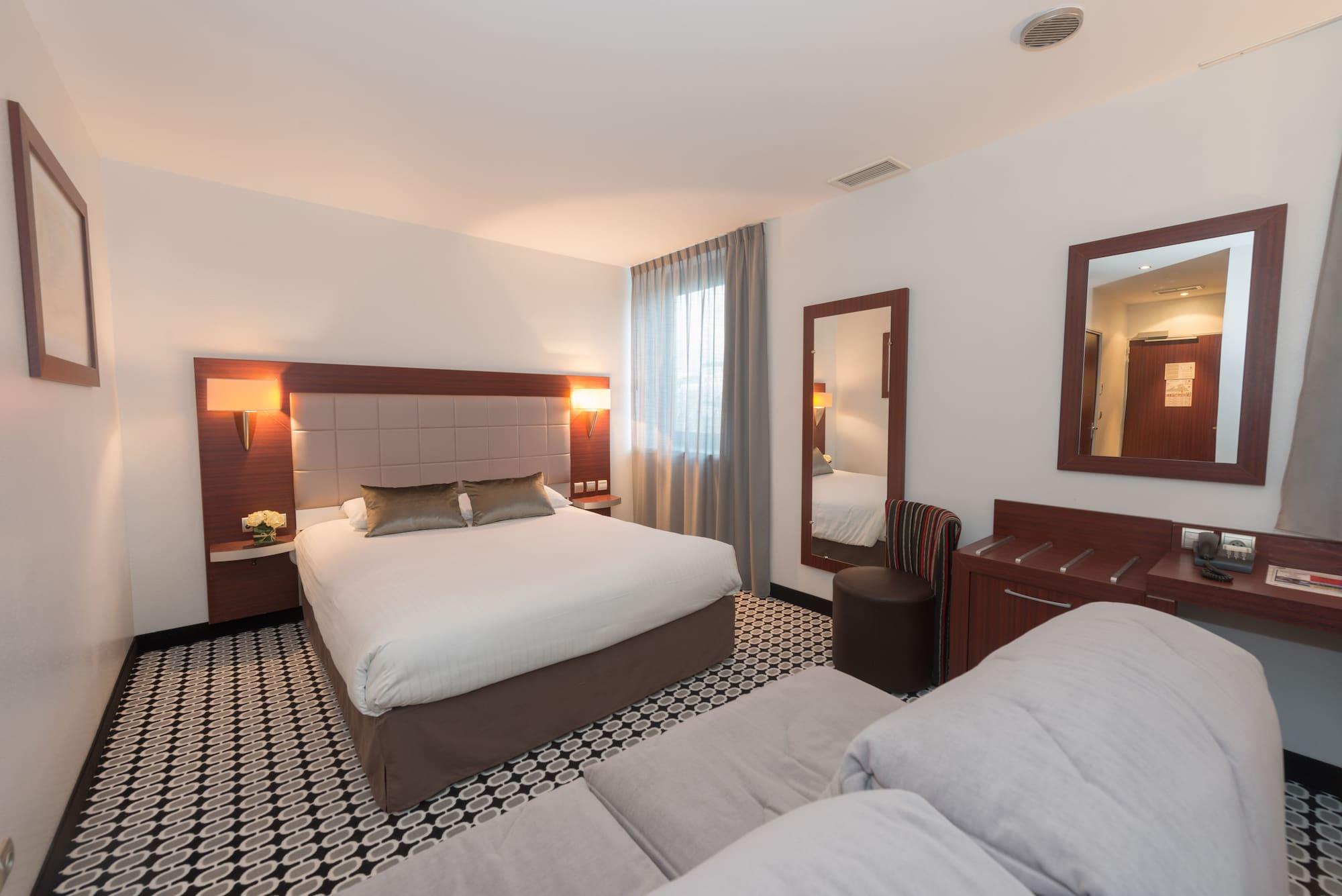 กีริอ๊าด ลิโมฌ ซองทร์ - การ์ - เอเทรียม Hotel ลิมอจส์ ภายนอก รูปภาพ