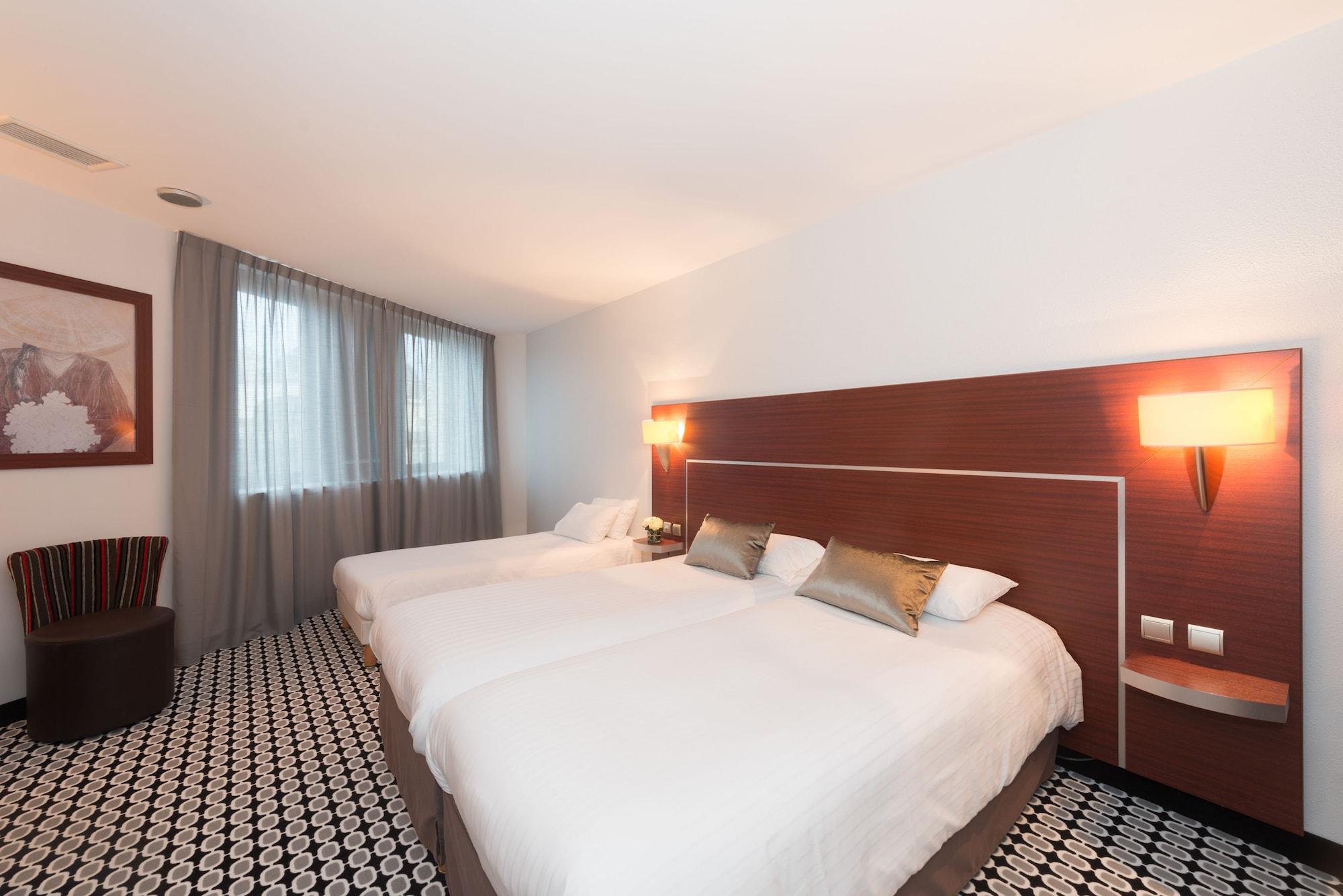 กีริอ๊าด ลิโมฌ ซองทร์ - การ์ - เอเทรียม Hotel ลิมอจส์ ภายนอก รูปภาพ
