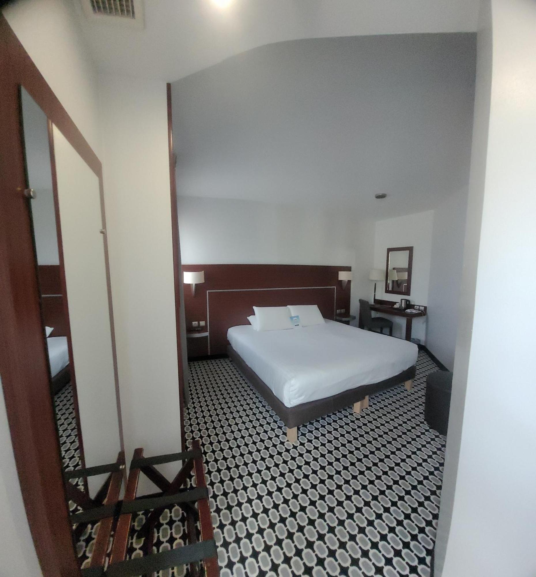 กีริอ๊าด ลิโมฌ ซองทร์ - การ์ - เอเทรียม Hotel ลิมอจส์ ภายนอก รูปภาพ