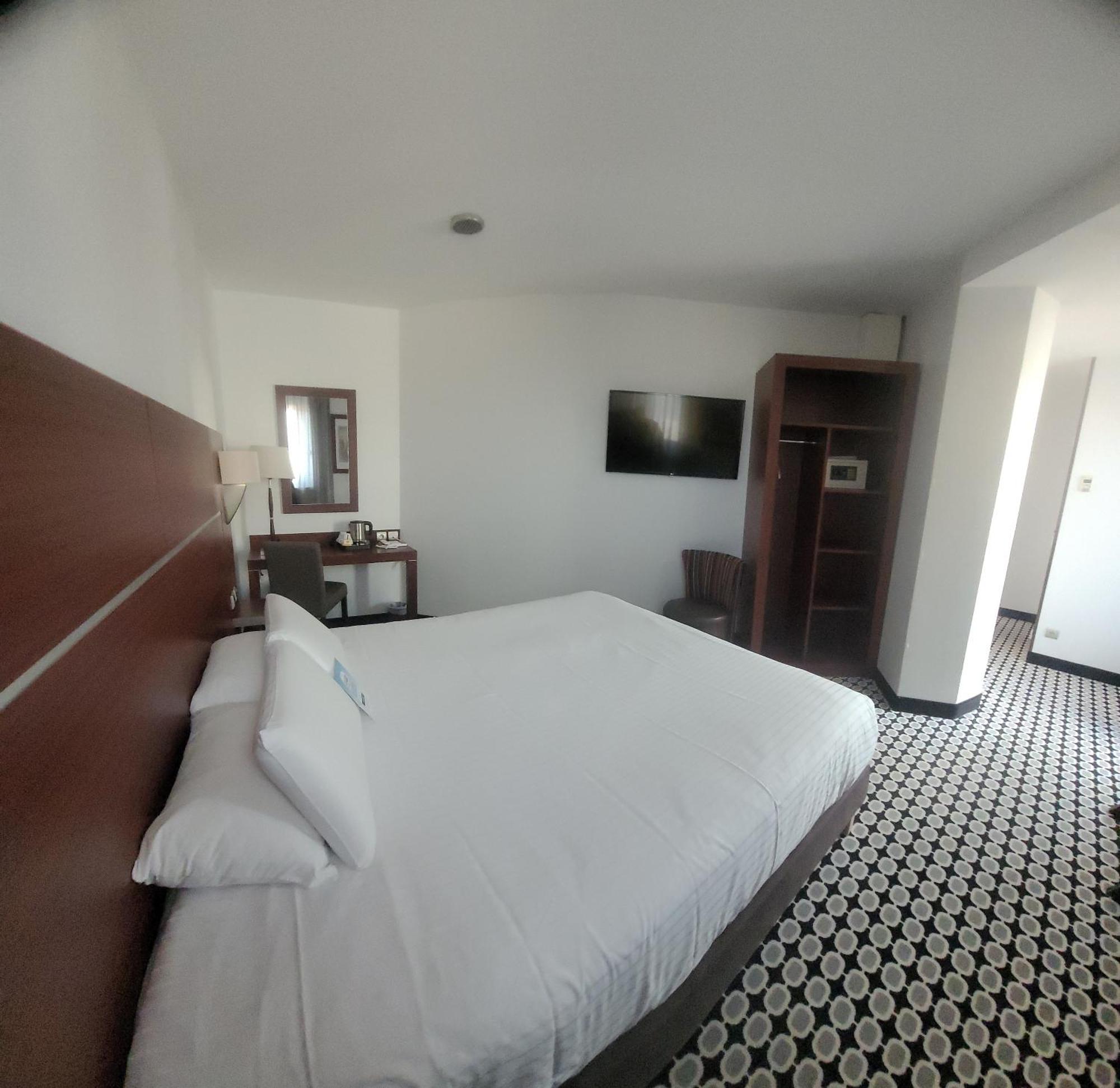 กีริอ๊าด ลิโมฌ ซองทร์ - การ์ - เอเทรียม Hotel ลิมอจส์ ภายนอก รูปภาพ