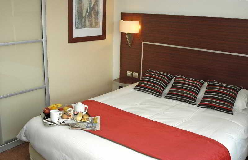 กีริอ๊าด ลิโมฌ ซองทร์ - การ์ - เอเทรียม Hotel ลิมอจส์ ภายนอก รูปภาพ