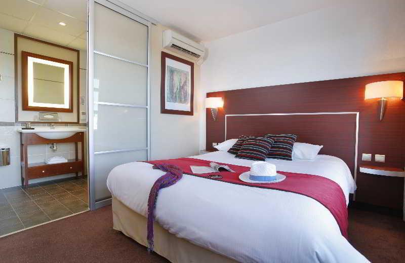 กีริอ๊าด ลิโมฌ ซองทร์ - การ์ - เอเทรียม Hotel ลิมอจส์ ภายนอก รูปภาพ