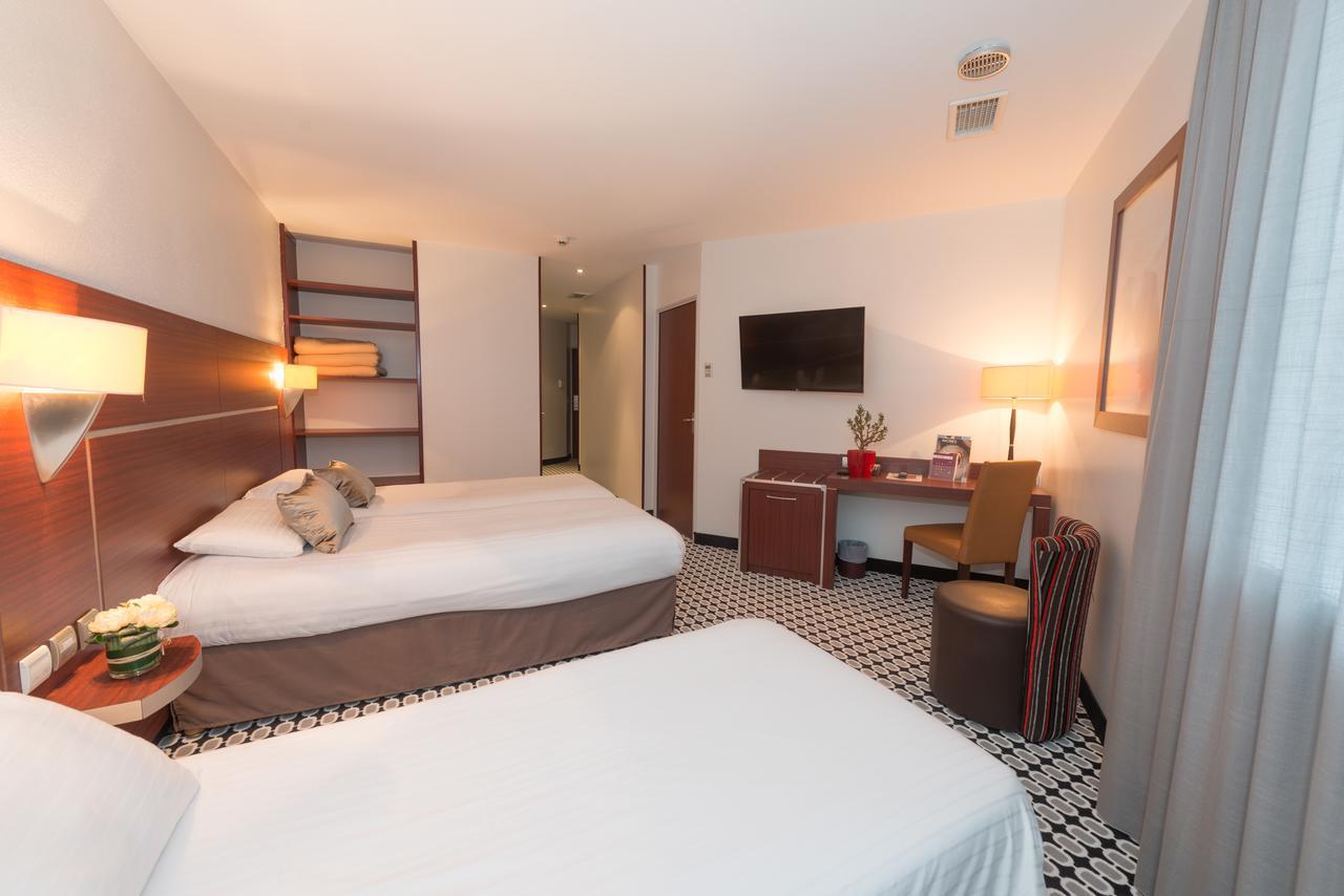 กีริอ๊าด ลิโมฌ ซองทร์ - การ์ - เอเทรียม Hotel ลิมอจส์ ภายนอก รูปภาพ