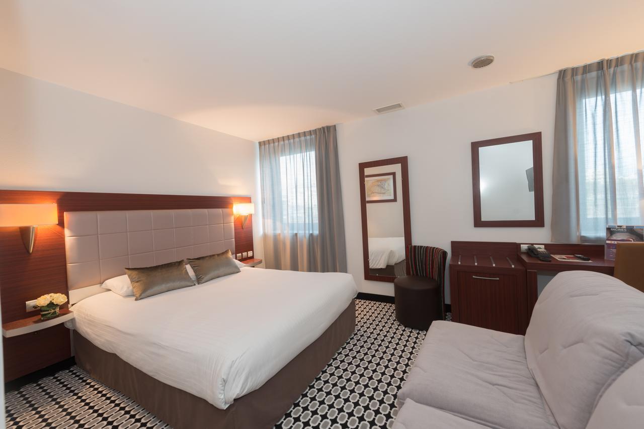 กีริอ๊าด ลิโมฌ ซองทร์ - การ์ - เอเทรียม Hotel ลิมอจส์ ภายนอก รูปภาพ