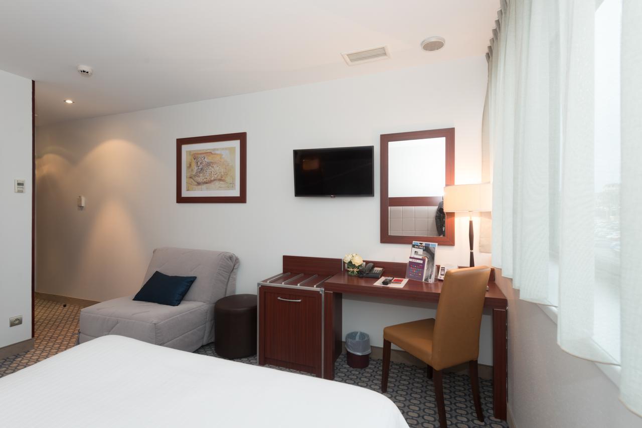 กีริอ๊าด ลิโมฌ ซองทร์ - การ์ - เอเทรียม Hotel ลิมอจส์ ภายนอก รูปภาพ