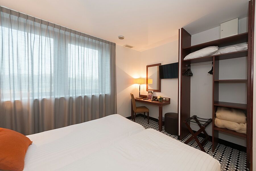 กีริอ๊าด ลิโมฌ ซองทร์ - การ์ - เอเทรียม Hotel ลิมอจส์ ภายนอก รูปภาพ
