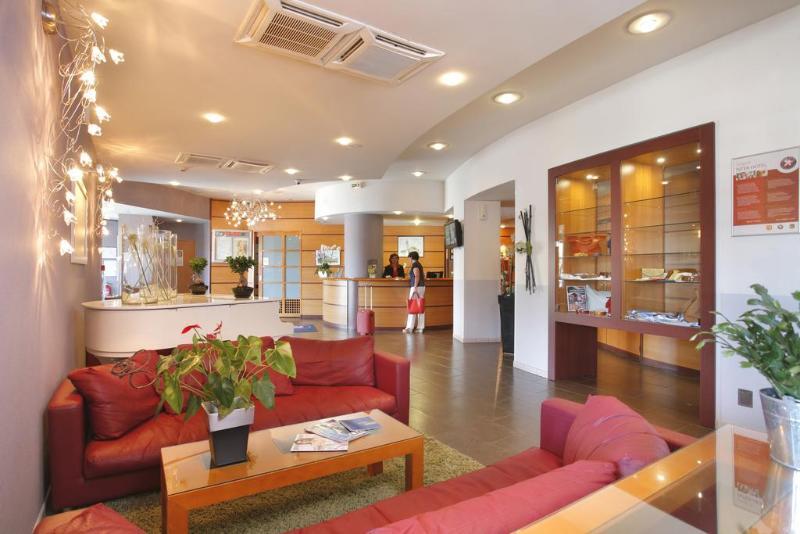 กีริอ๊าด ลิโมฌ ซองทร์ - การ์ - เอเทรียม Hotel ลิมอจส์ ภายนอก รูปภาพ
